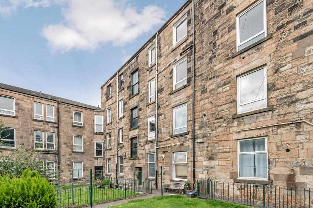 2 Bedroom Flat For Sale in Craigpark Drive, Dennistoun, Glasgow, G31 2NP