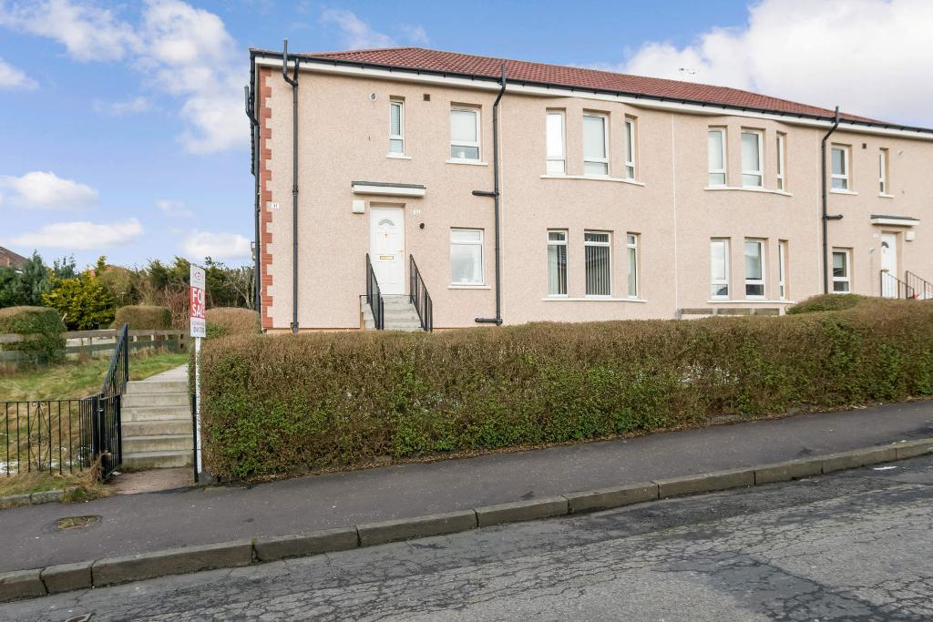 3 Bedroom Lower cottage flat For Sale in Pilrig Street, Carntyne
