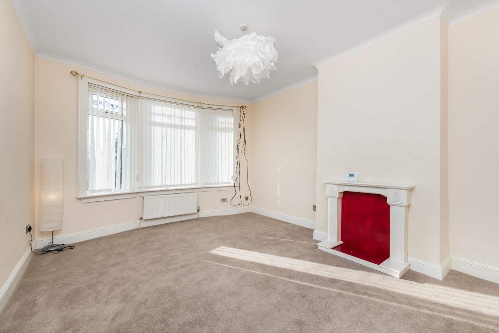 2 Bedroom Lower cottage flat For Sale in Morningside street, Carntyne