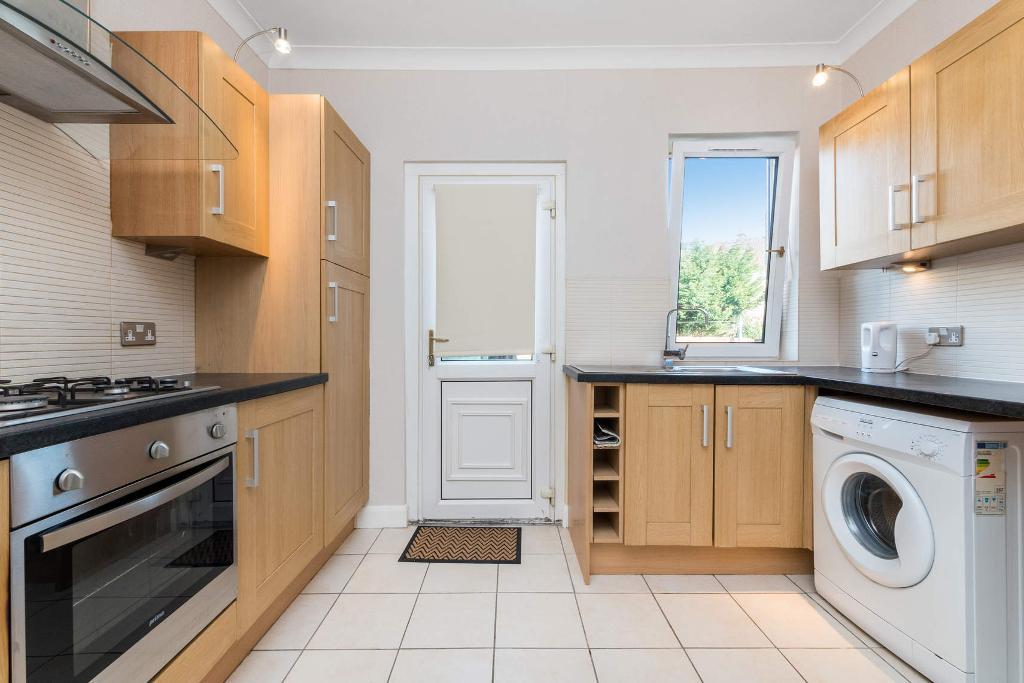 2 Bedroom Lower cottage flat For Sale in Morningside street, Carntyne