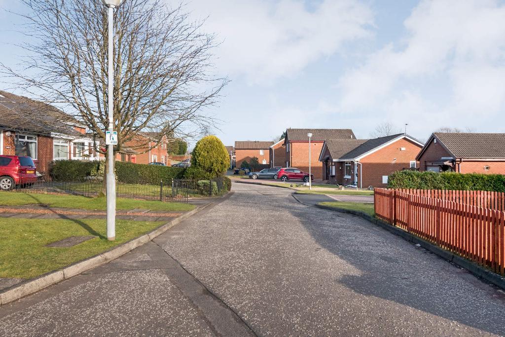 2 Bedroom Lower Cottage Flat For Sale in Lochview Gardens, Glasgow, G33 1QA