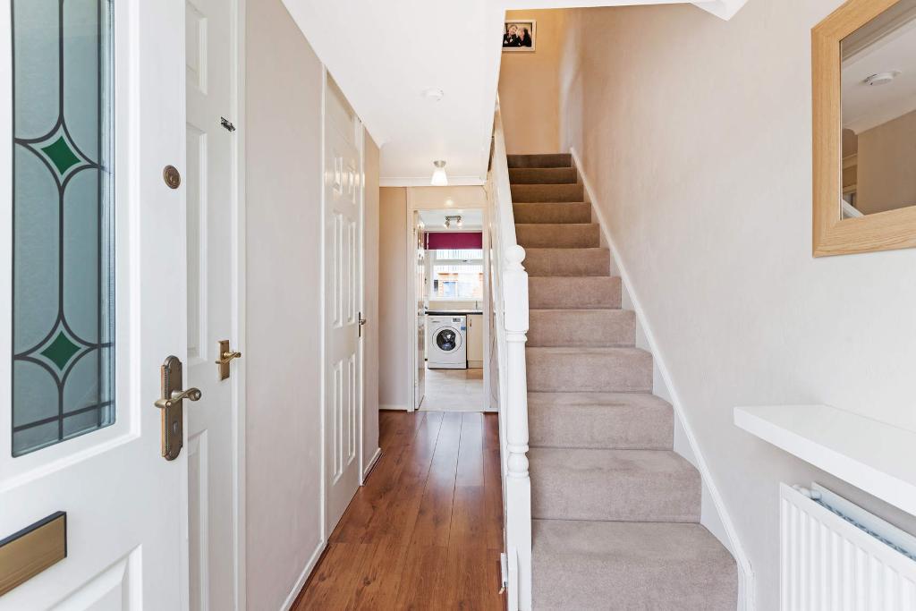 2 Bedroom Mid Terraced For Sale in Calderbank View, Baillieston