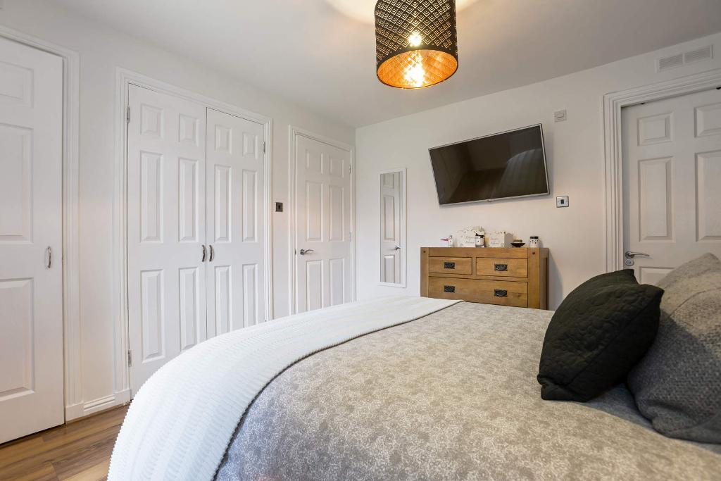 2 Bedroom Flat For Sale in Edward Place, Stepps, Glasgow, South
