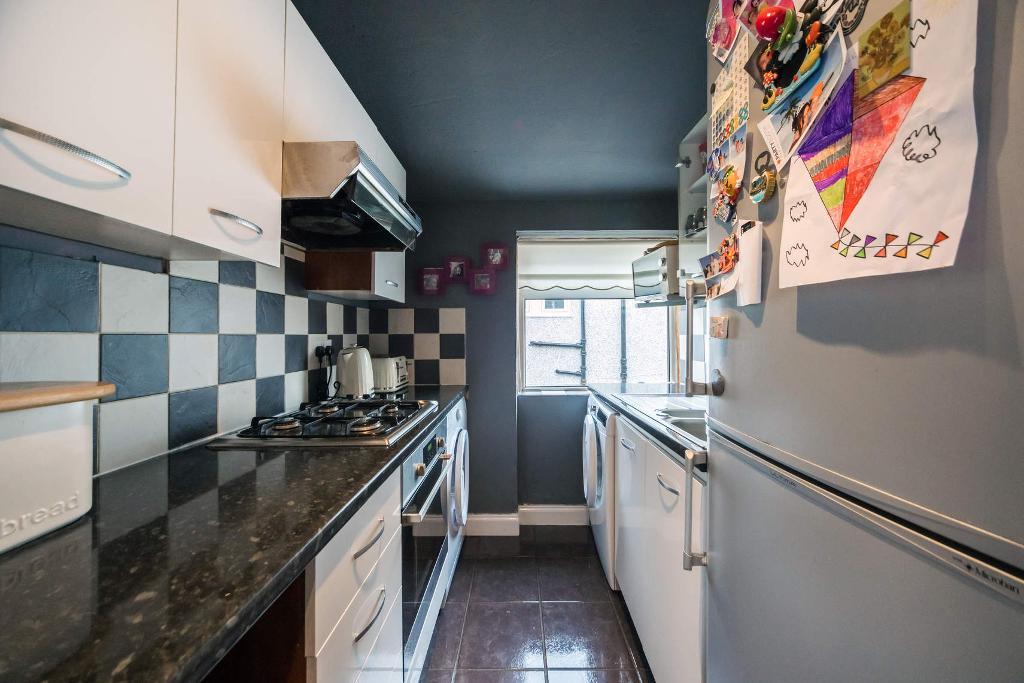 2 Bedroom Upper Cottage Flat For Sale in Kingsheath Avenue, Rutherglen