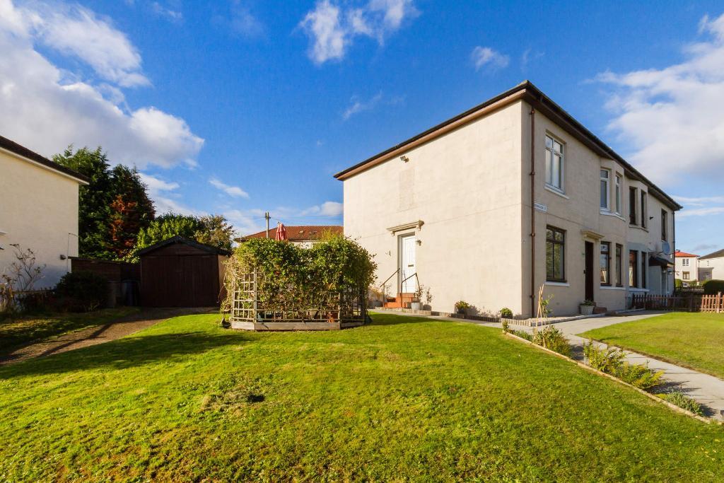 2 Bedroom upper cottage flat For Sale in Morningside Street, Carntyne