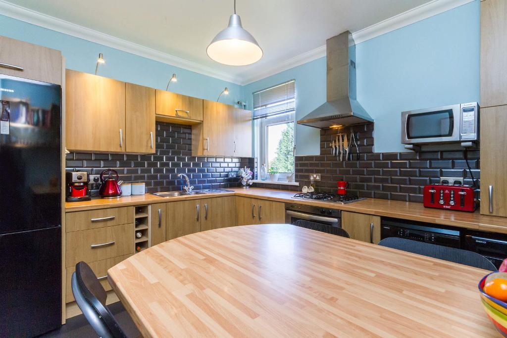 2 Bedroom upper cottage flat For Sale in Morningside Street, Carntyne