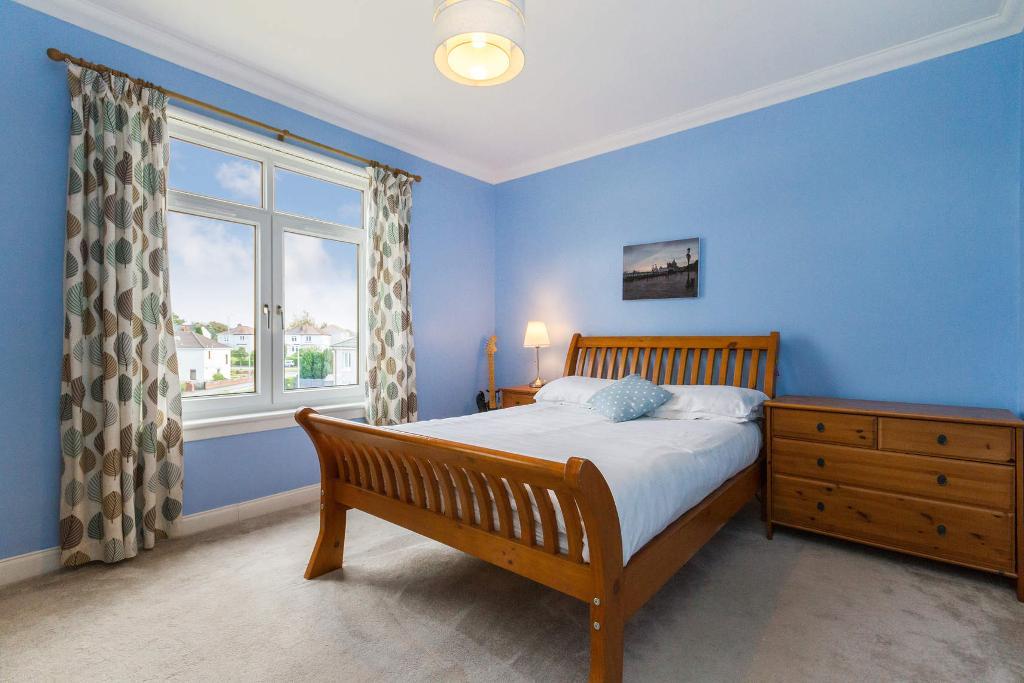 2 Bedroom upper cottage flat For Sale in Morningside Street, Carntyne