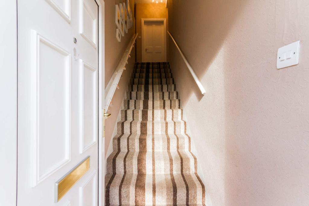 2 Bedroom upper cottage flat For Sale in Morningside Street, Carntyne