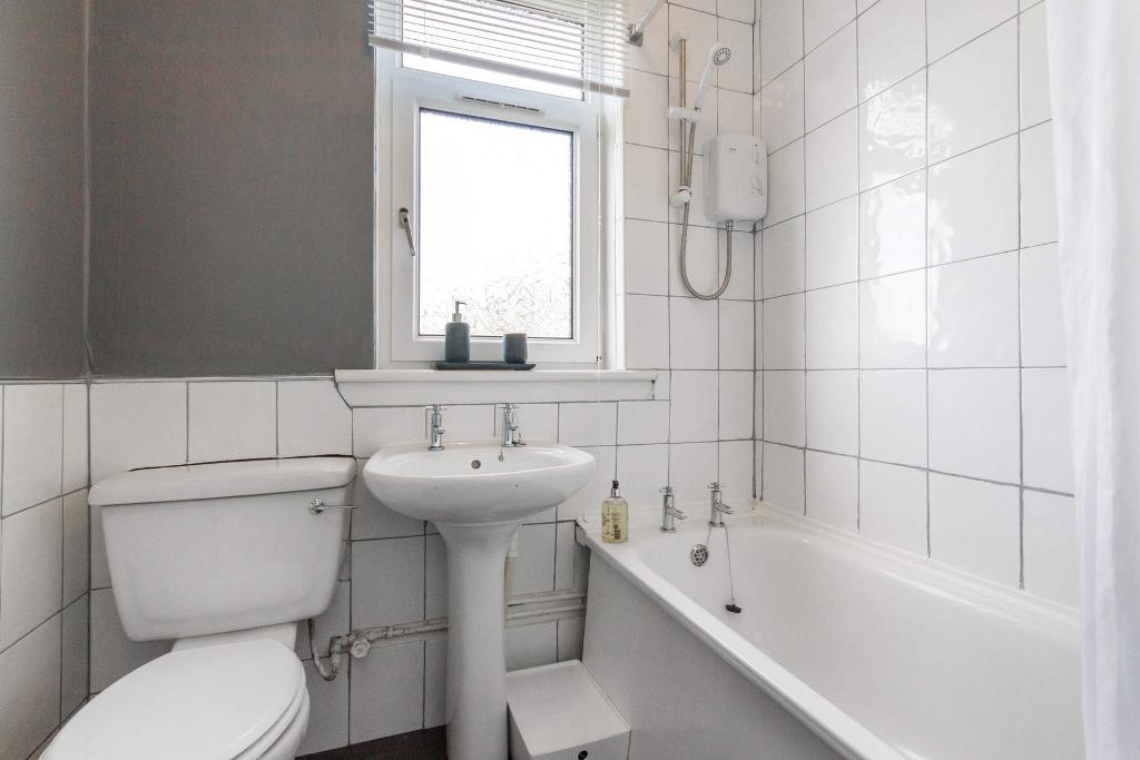 2 Bedroom upper cottage flat For Sale in Morningside Street, Carntyne