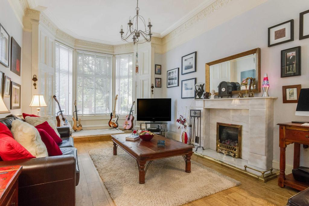 2 Bedroom Flat For Sale in Onslow Drive, Dennistoun, Glasgow