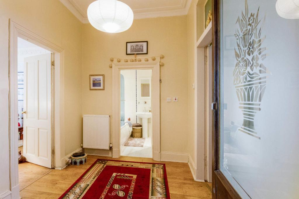 2 Bedroom Flat For Sale in Onslow Drive, Dennistoun, Glasgow