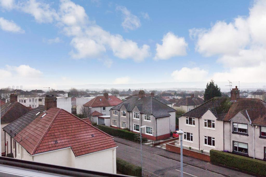 3 Bedroom For Sale in Lethamhill Road, Riddrie, Glasgow, G33 2SF