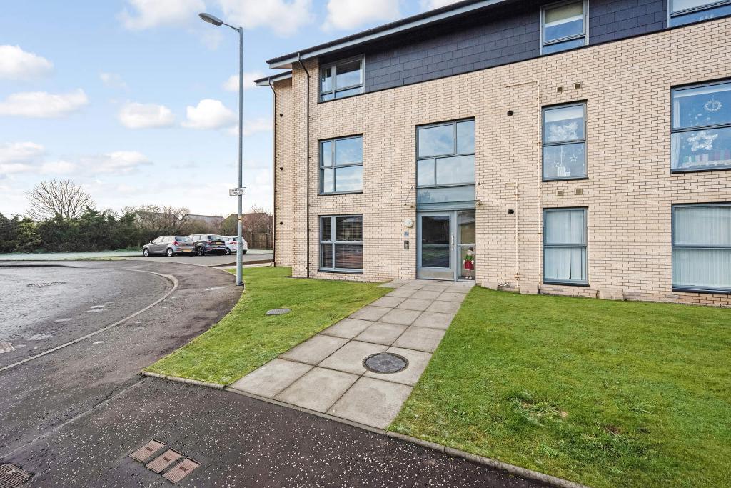 2 Bedroom Flat For Sale in Carradale Crescent, Cumbernauld, Glasgow