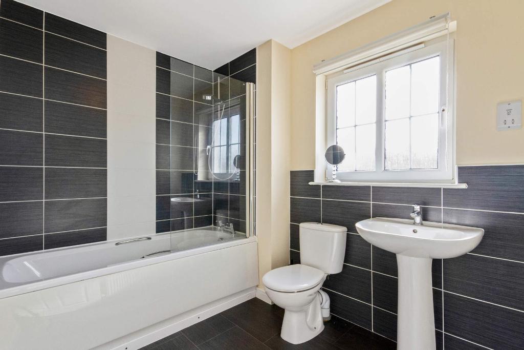 3 Bedroom Detached For Sale in Penicuik Drive, Carntyne, G32 6FD