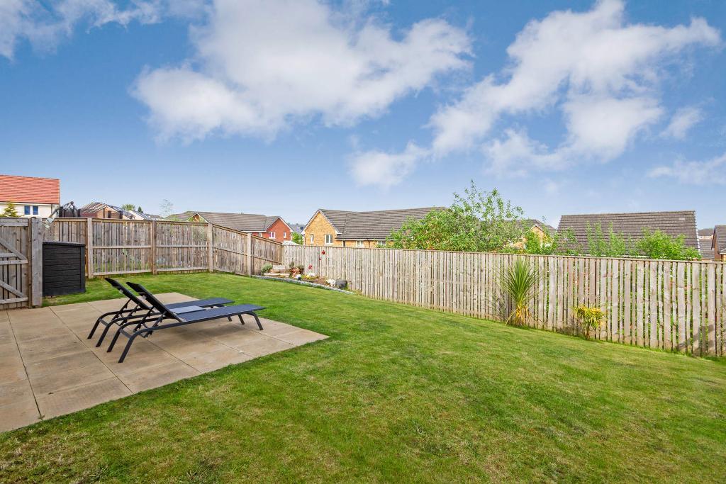 3 Bedroom Detached For Sale in Penicuik Drive, Carntyne, G32 6FD