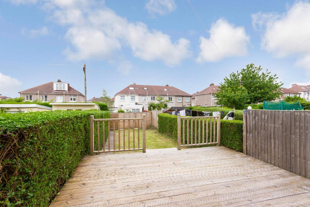 3 Bedroom Mid Terraced For Sale in Garrowhill Drive, Glasgow, G69 6NN