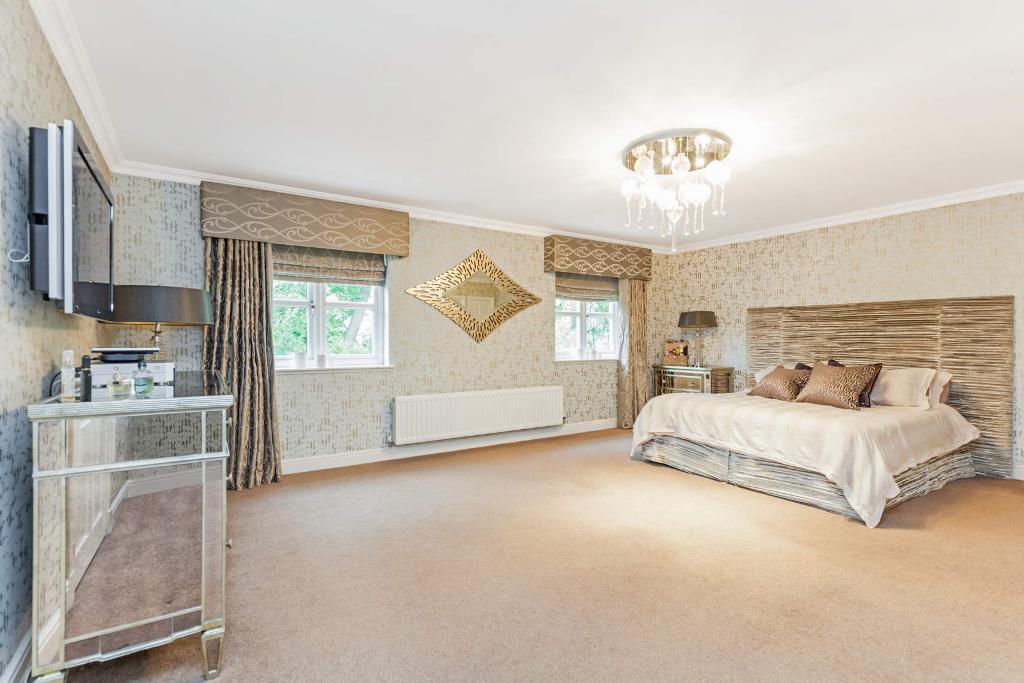 5 Bedroom Detached For Sale in Broomhouse Crescent, Uddingston, G71 7RE