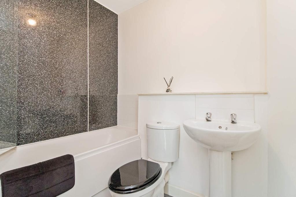 2 Bedroom Flat For Sale in Viewmount Drive, Maryhill, Glasgow, G20 0LS