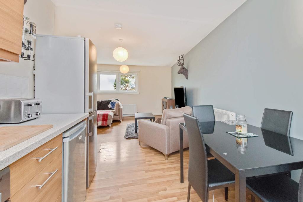 2 Bedroom Flat For Sale in Viewmount Drive, Maryhill, Glasgow, G20 0LS