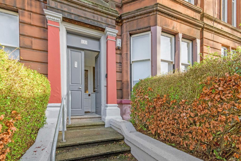 2 Bedroom Flat For Sale in Whitehill Street, Dennistoun, Glasgow, G31 2PG