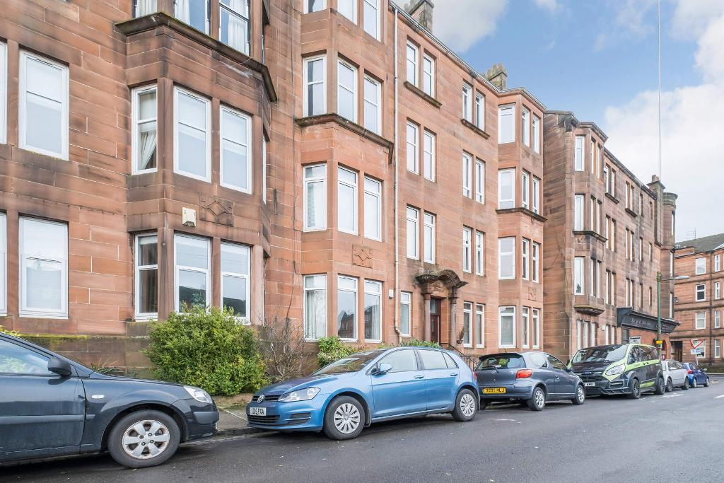 1 Bedroom Ground Floor Flat For Sale in Kennyhill Square, Glasgow, G31 3LW