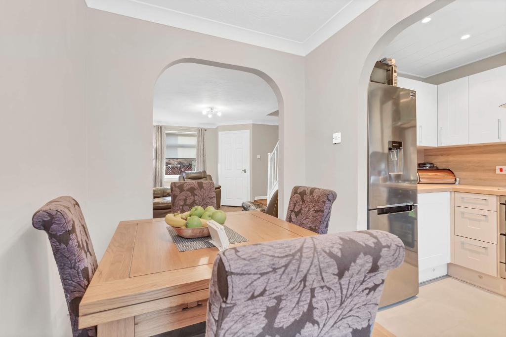 2 Bedroom SemiDetached For Sale in Fairhaven Avenue, Airdrie, ML6 8EW