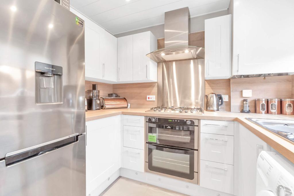 2 Bedroom SemiDetached For Sale in Fairhaven Avenue, Airdrie, ML6 8EW