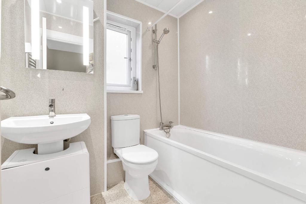 2 Bedroom SemiDetached For Sale in Fairhaven Avenue, Airdrie, ML6 8EW