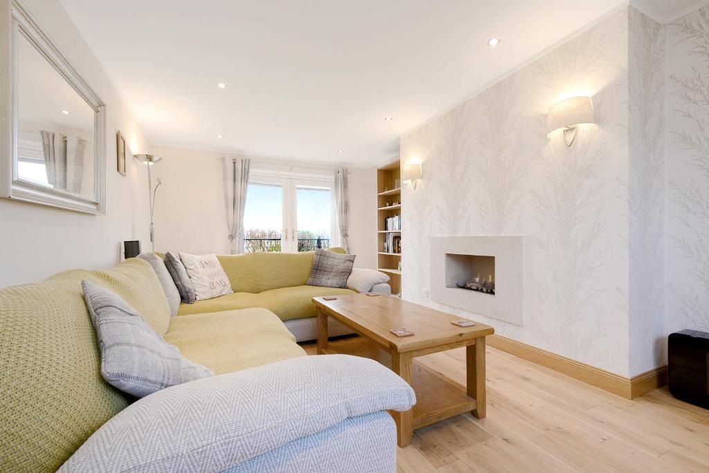 3 Bedroom End Terraced For Sale in Greenfaulds Crescent, Cumbernauld