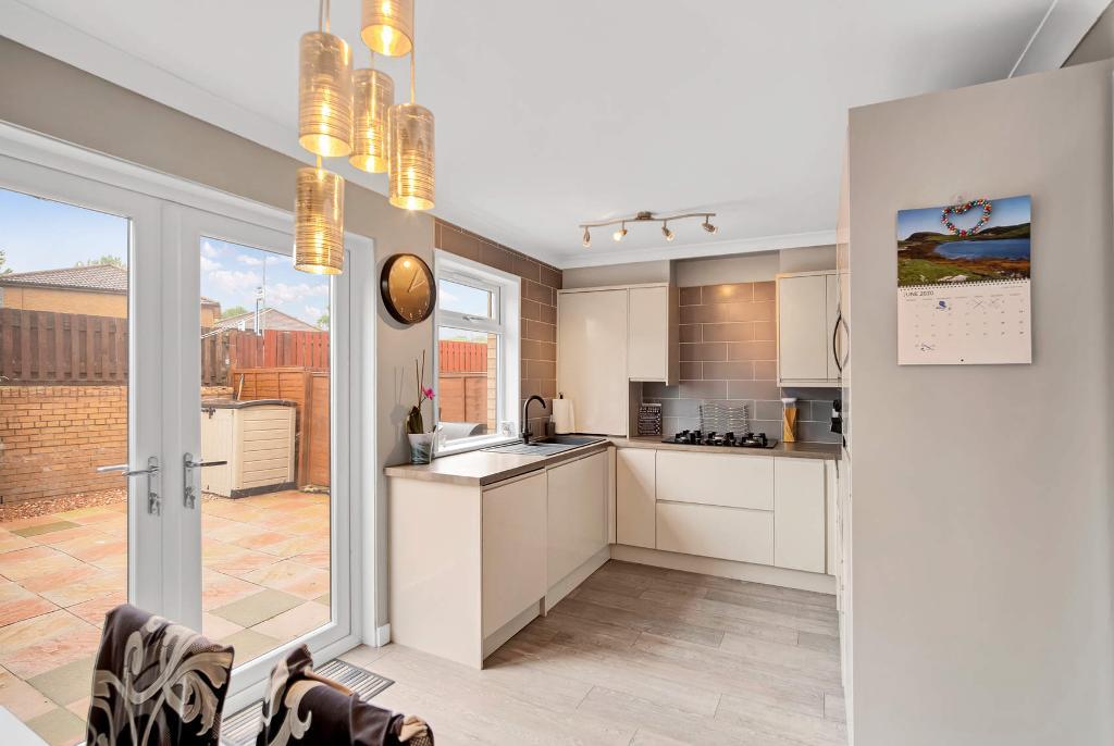 2 Bedroom Mid Terraced For Sale in Jura Gardens, Old Kilpatrick, G60 5EJ