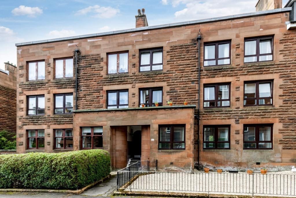 3 Bedroom Ground Floor Flat For Sale in Craigpark Drive, Dennistoun