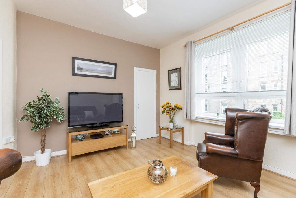 3 Bedroom Ground Floor Flat For Sale in Craigpark Drive, Dennistoun