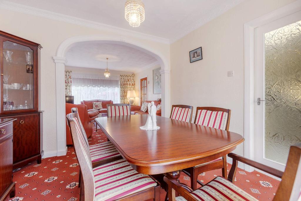 3 Bedroom Detached For Sale in Viewfield Avenue, Garrowhill, Glasgow