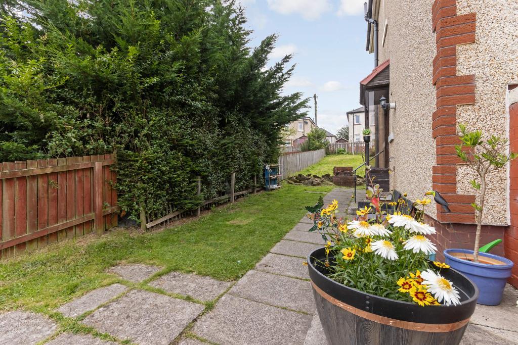 2 Bedroom upper cottage flat For Sale in Whitburn Street, Carntyne, G32 6RD