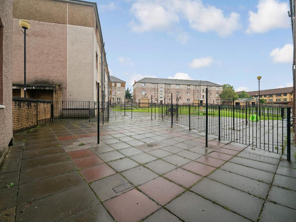 2 Bedroom Flat For Sale in Aikenhead Road, Govanhill, Glasgow, G42 0QG