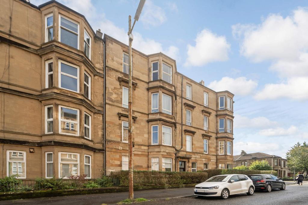 2 Bedroom Flat For Sale in Onslow Drive, Dennistoun, G31 2PZ