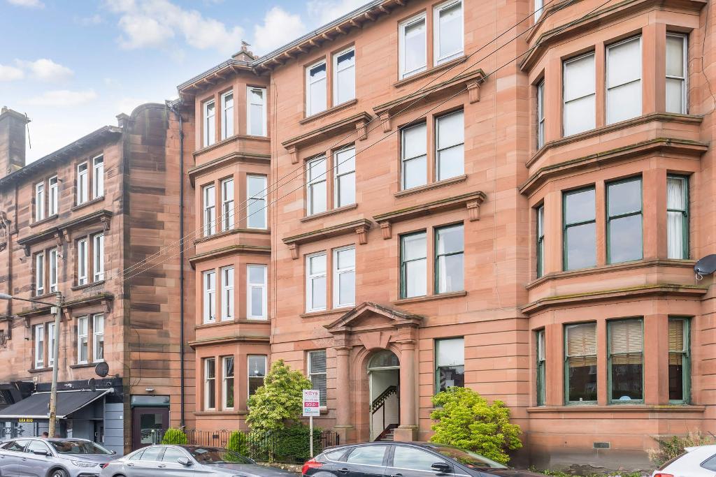 2 Bedroom Flat For Sale in Kennyhill Square, Dennistoun, G31 3LL