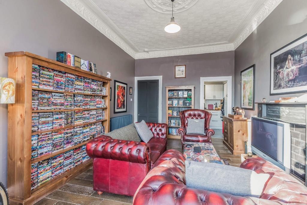 2 Bedroom Flat For Sale in Alexandra Park Street, Dennistoun, G31 2TY