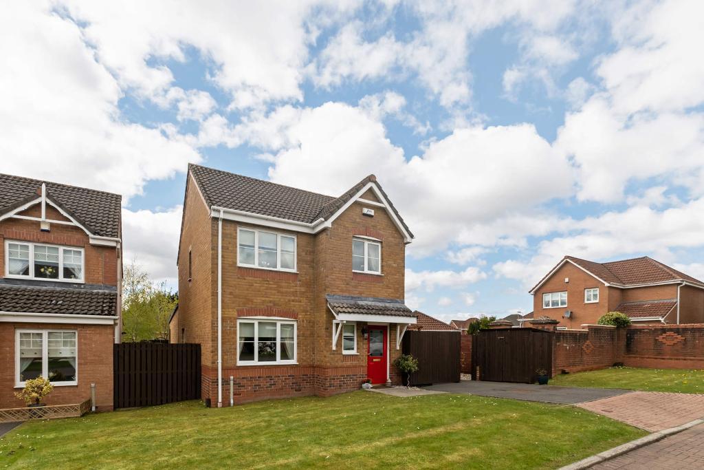 4 Bedroom Detached For Sale in Urquhart Place, Gartcosh, G69 8LF