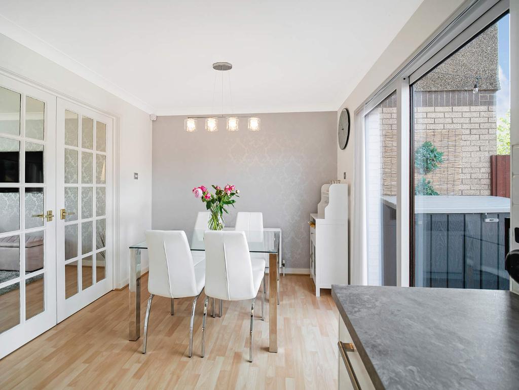 2 Bedroom Mid Terraced For Sale in Jura Gardens, Old Kilpatrick