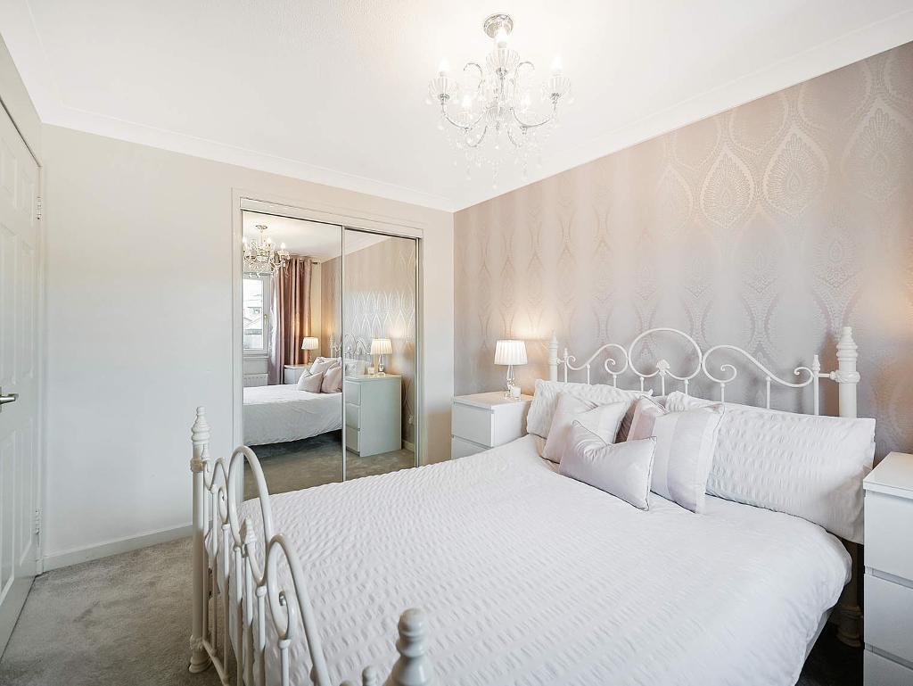 2 Bedroom Mid Terraced For Sale in Jura Gardens, Old Kilpatrick