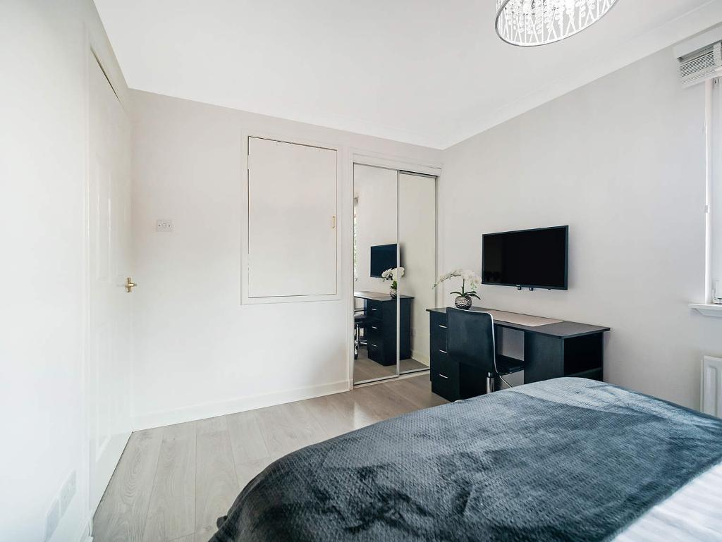 2 Bedroom Mid Terraced For Sale in Jura Gardens, Old Kilpatrick