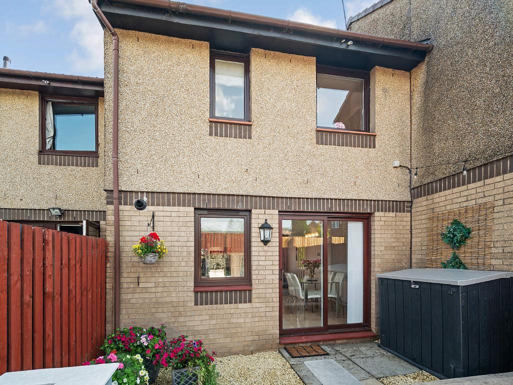 2 Bedroom Mid Terraced For Sale in Jura Gardens, Old Kilpatrick