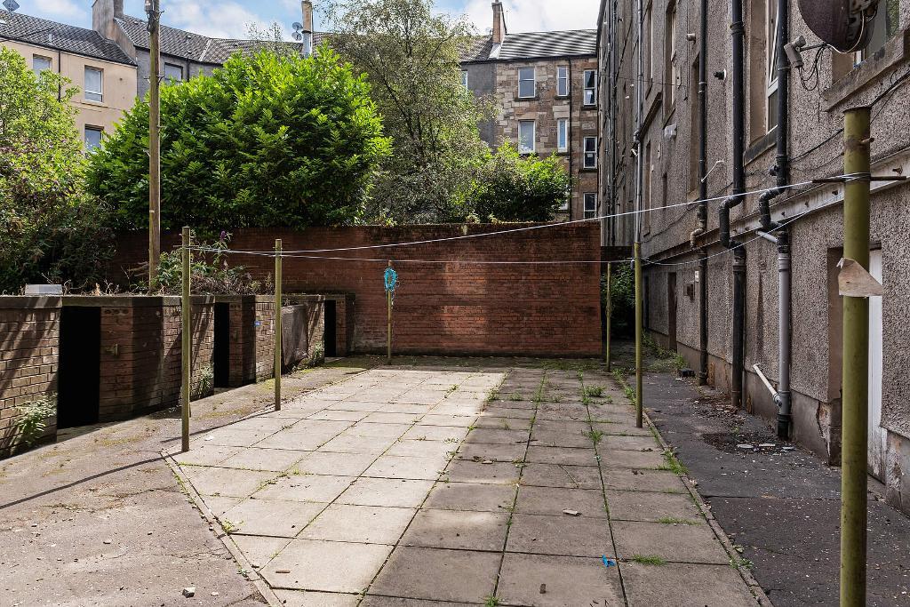 2 Bedroom Flat For Sale in Roslea Drive, Dennistoun, G31 2RY