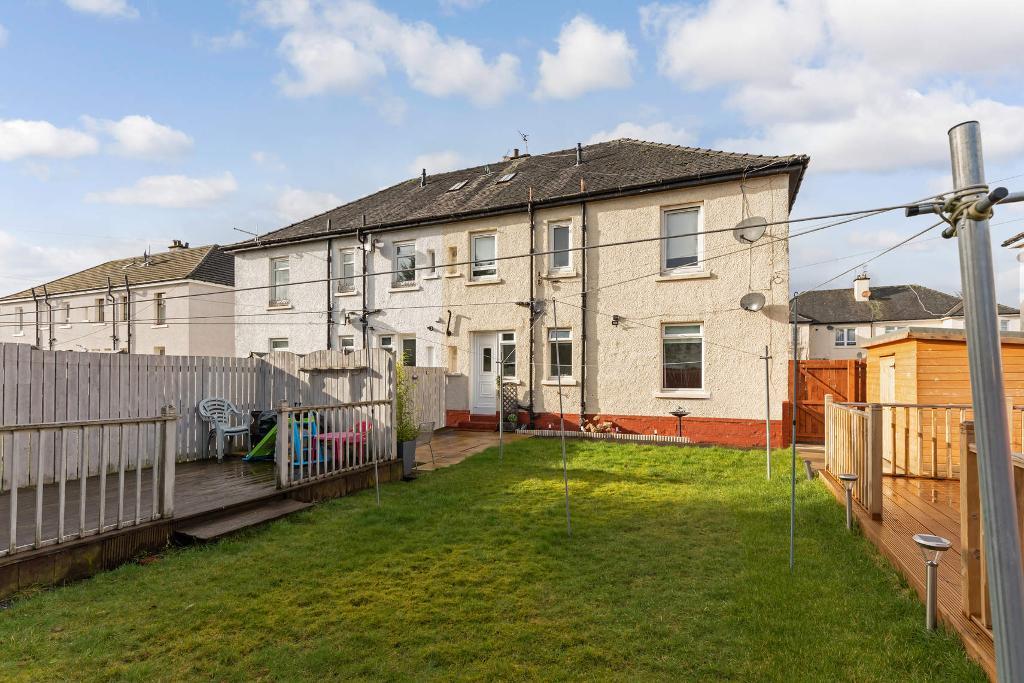 3 Bedroom Lower cottage flat For Sale in Glanderston Drive, Knightswood