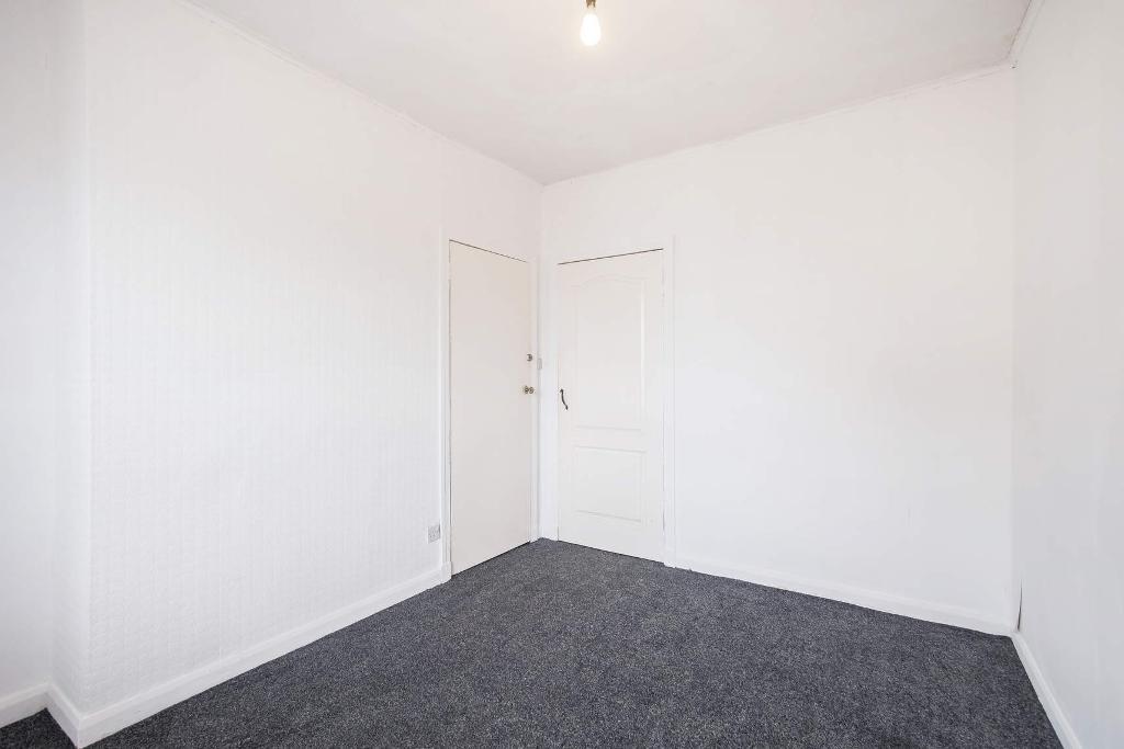 3 Bedroom Ground Floor Flat For Sale in Easterhill Street, Tollcross