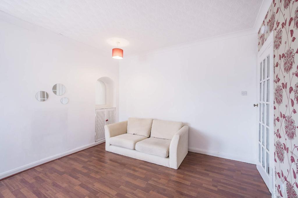 3 Bedroom Ground Floor Flat For Sale in Easterhill Street, Tollcross