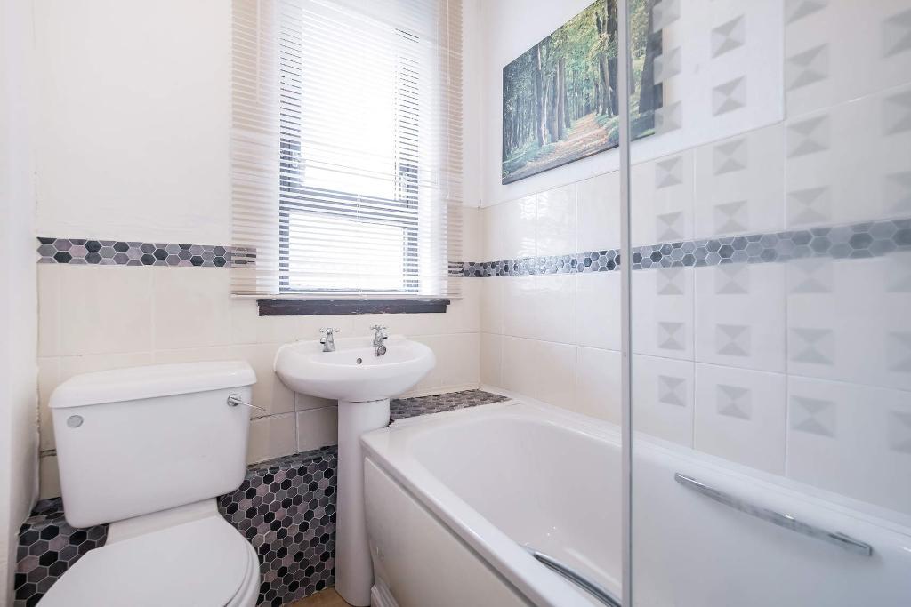 3 Bedroom Ground Floor Flat For Sale in Easterhill Street, Tollcross