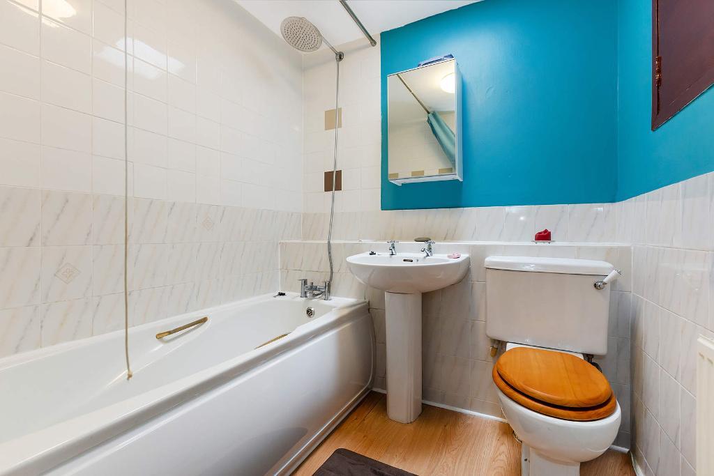 3 Bedroom Town House For Sale in MacTaggart Road, Cumbernauld, G67 1JL