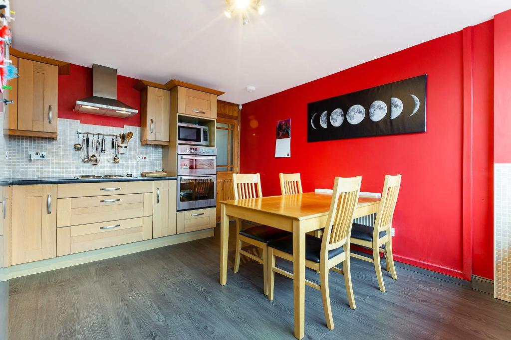 3 Bedroom Town House For Sale in MacTaggart Road, Cumbernauld, G67 1JL